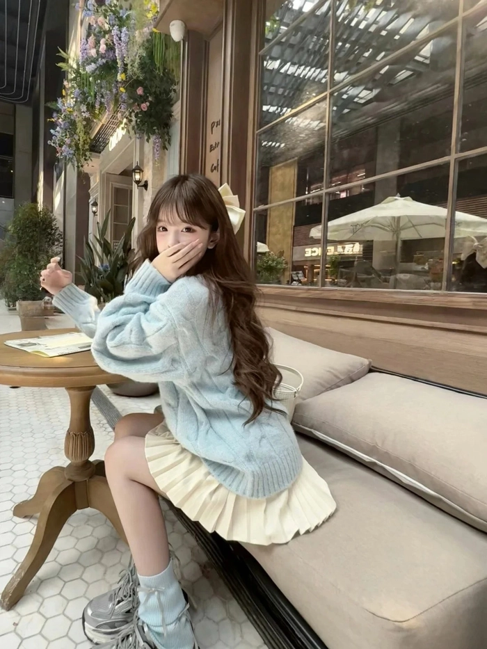 Ảnh gái xinh mới lớn ngồi trên ghế