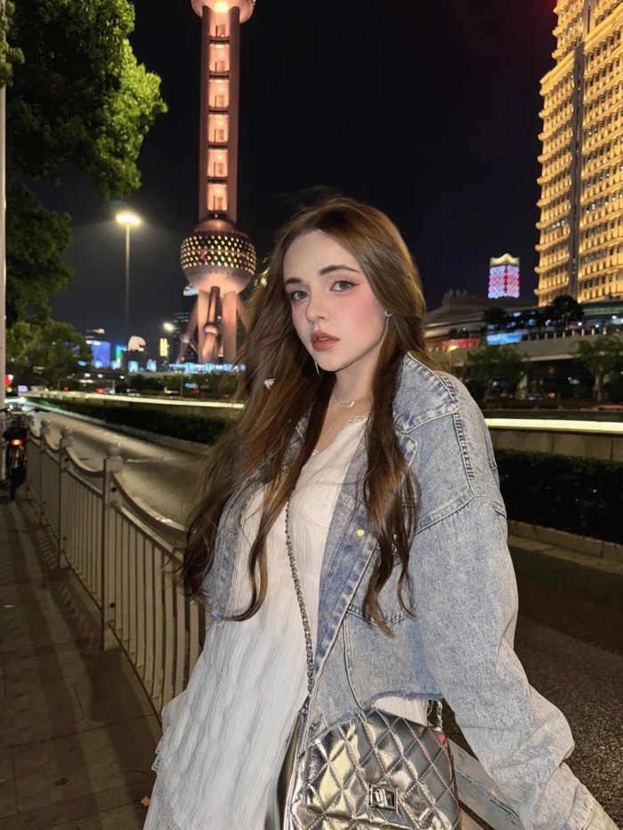 Ảnh gái xinh nước ngoài chill ngoài ban công