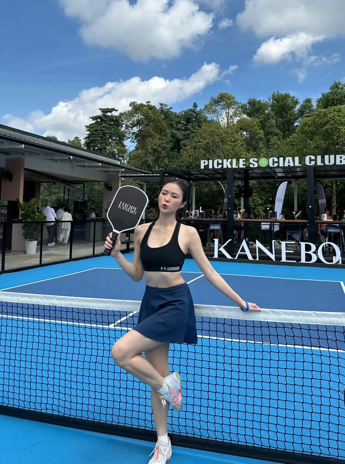 Ảnh gái xinh pickleball đang cầm vợt