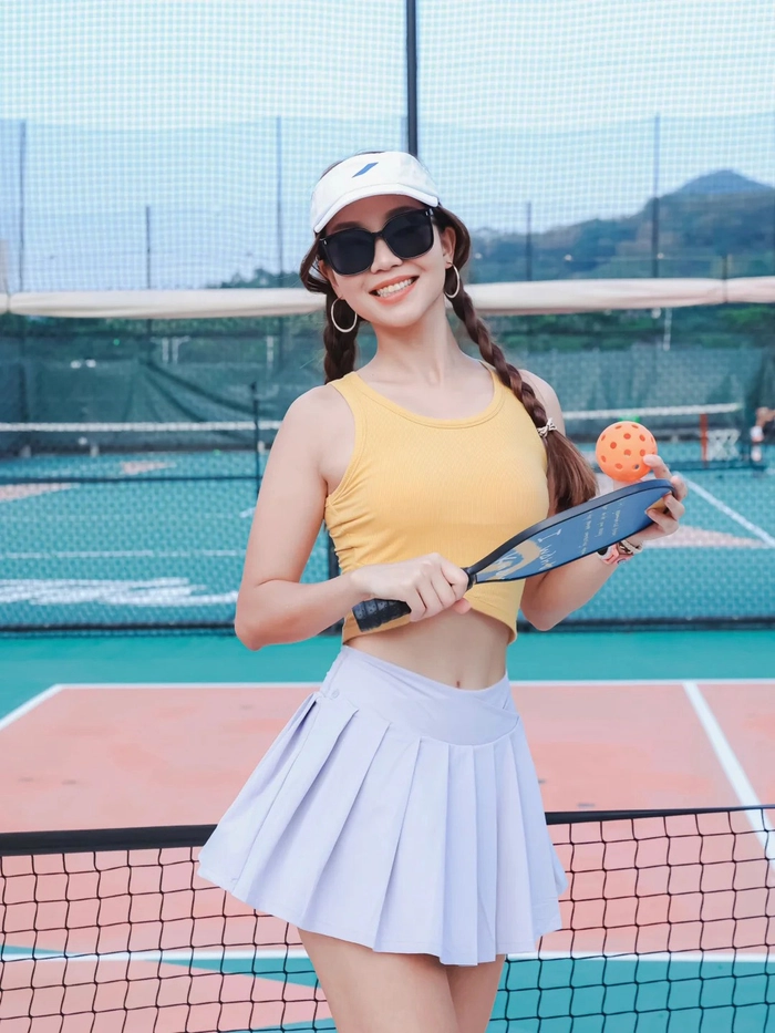 Ảnh gái xinh pickleball đeo kính râm cực ngầu