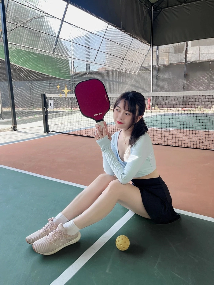 Ảnh gái xinh pickleball khoe chân thon dài