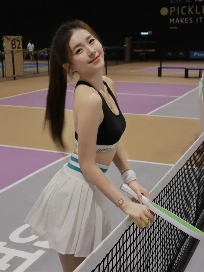 Ảnh gái xinh pickleball với nụ cười tươi