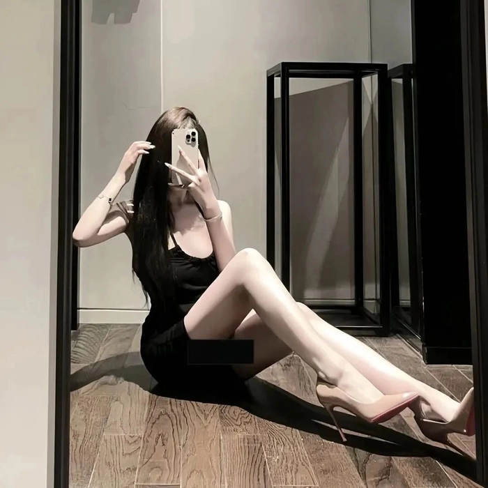 Ảnh gái xinh sexy chụp trước gương che mặt