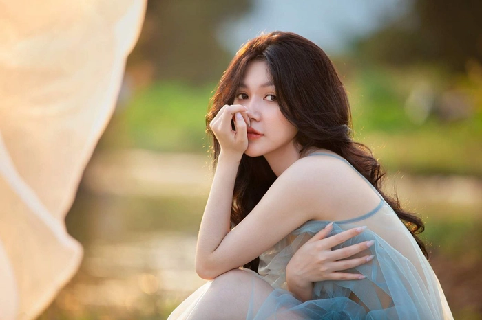 Ảnh gái xinh thả rông khoe lưng trần