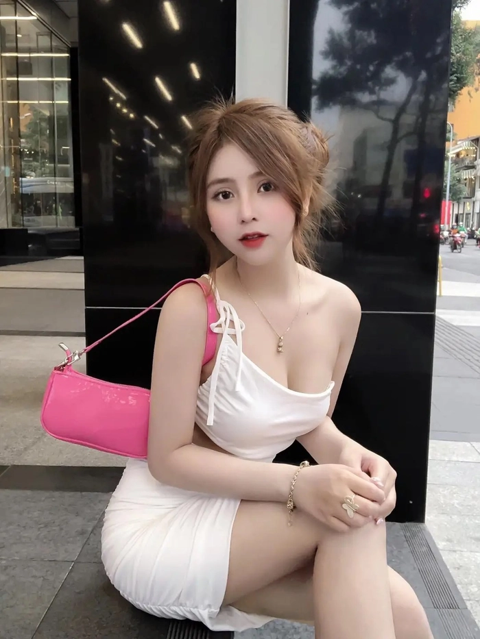 Ảnh gái xinh thả rông khoe vai trần