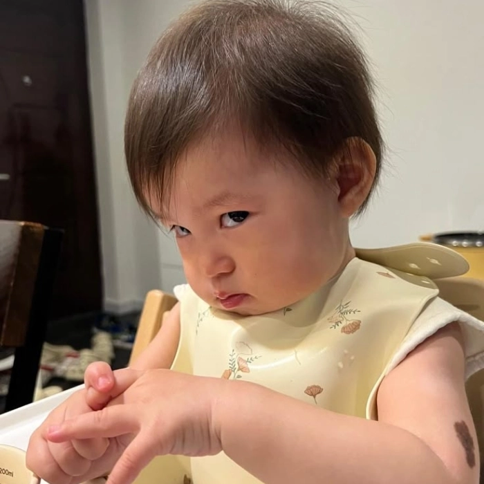 Ảnh meme liếc mắt ngơ
