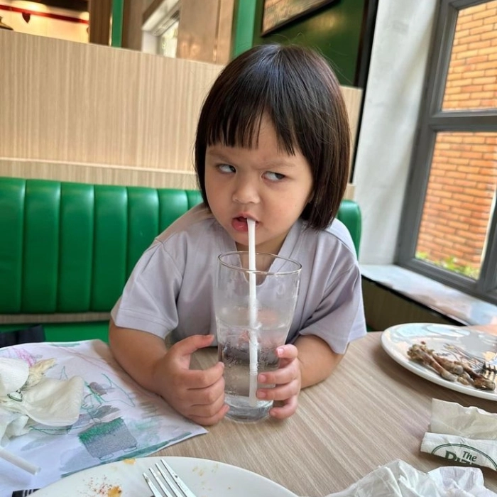 Ảnh meme liếc xéo chuẩn mood