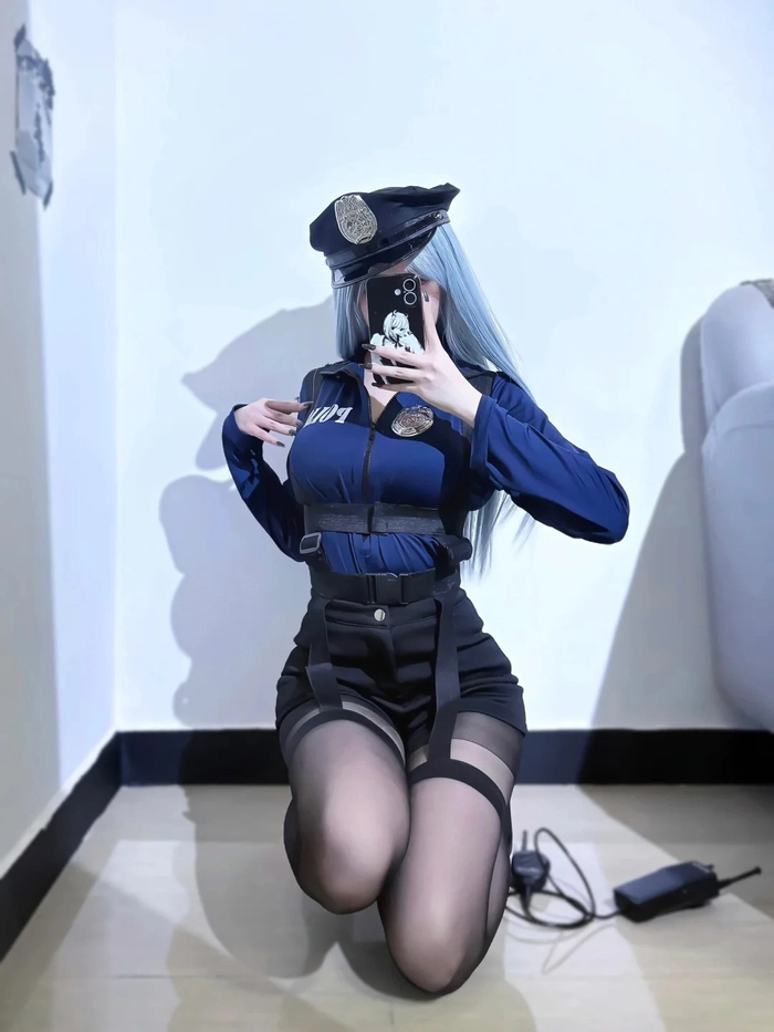 Cosplay nữ cảnh sát với kính râm