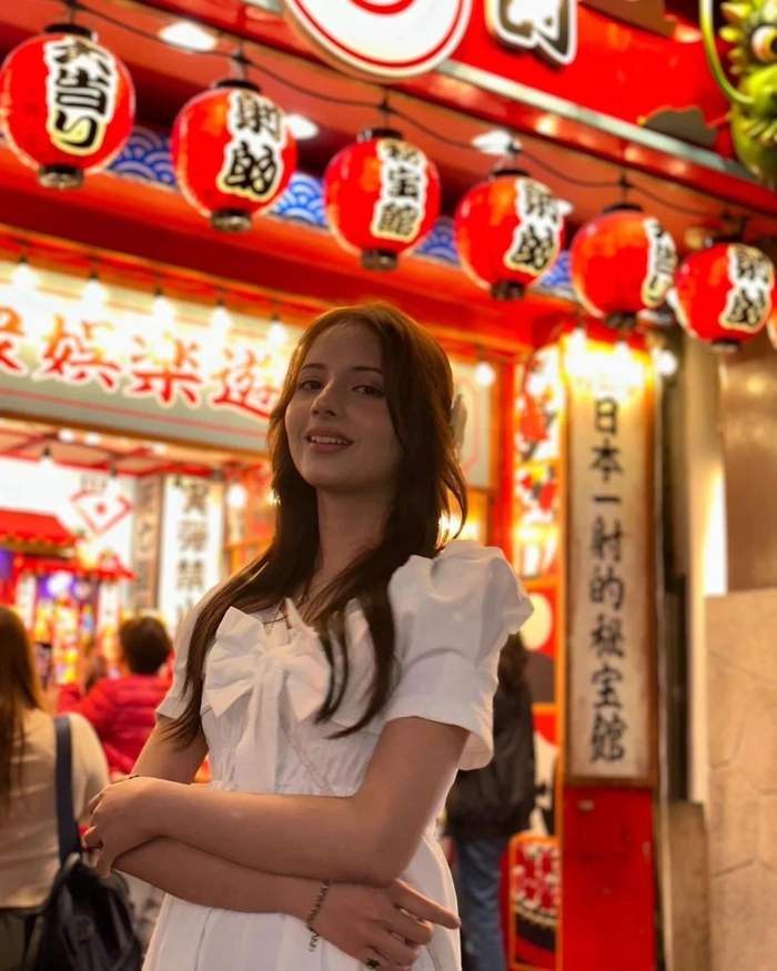 Gái Ấn Độ đẹp cuốn hút với ánh nhìn xa xăm
