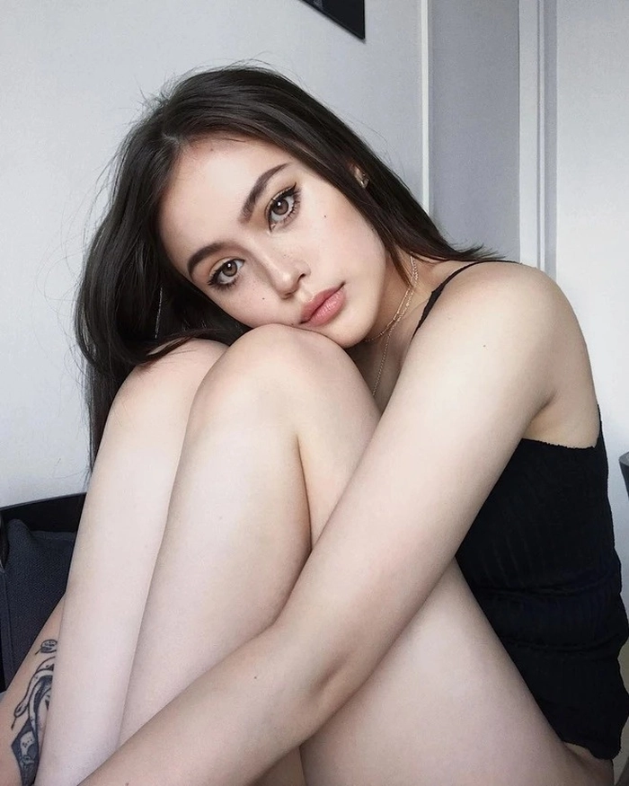 Gái Đức xinh tạo dáng trước gương