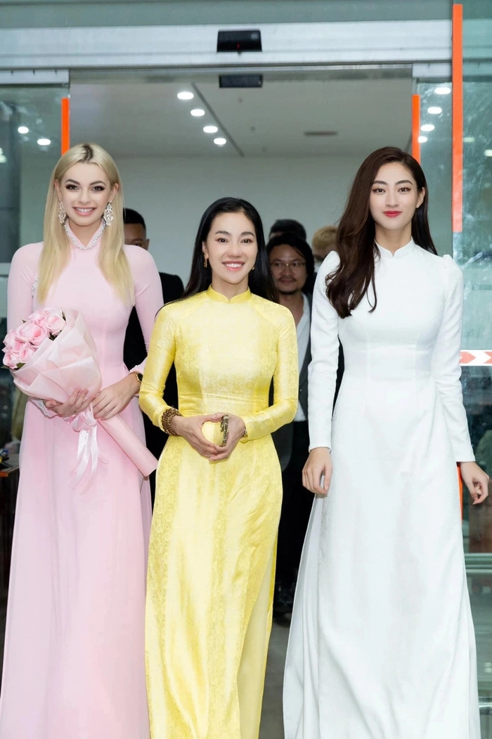 Gái Tây mặc áo dài khoe nét đẹp hài hòa