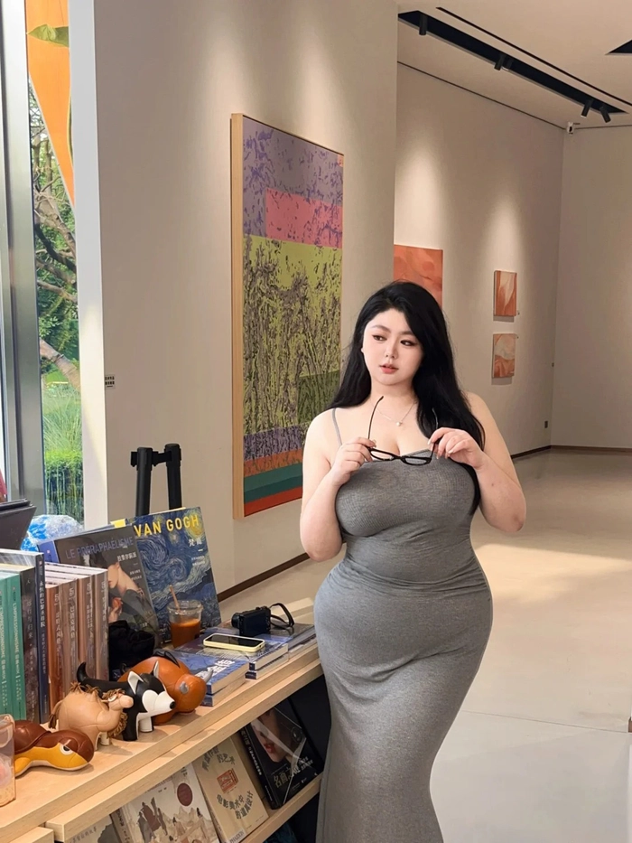 Gái béo xinh pose dáng nhẹ nhàng