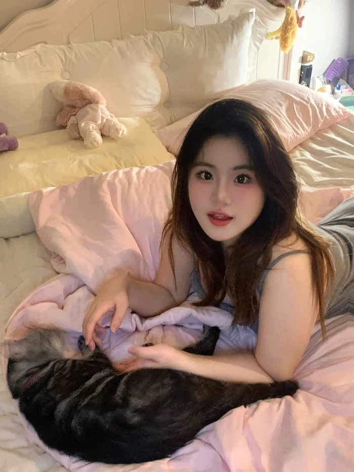 Gái béo xinh tự tin chụp ảnh trước gương