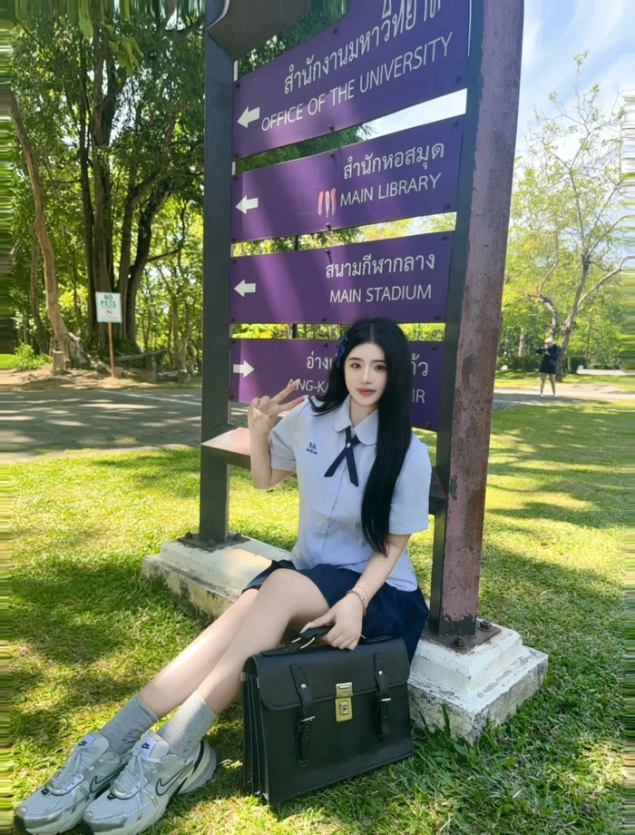 Gái cosplay nữ sinh với cặp sách