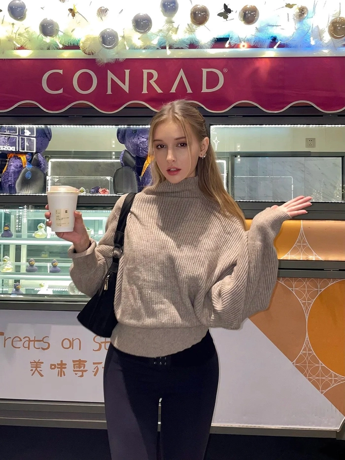 Gái đẹp nước ngoài ngồi bên ly cà phê