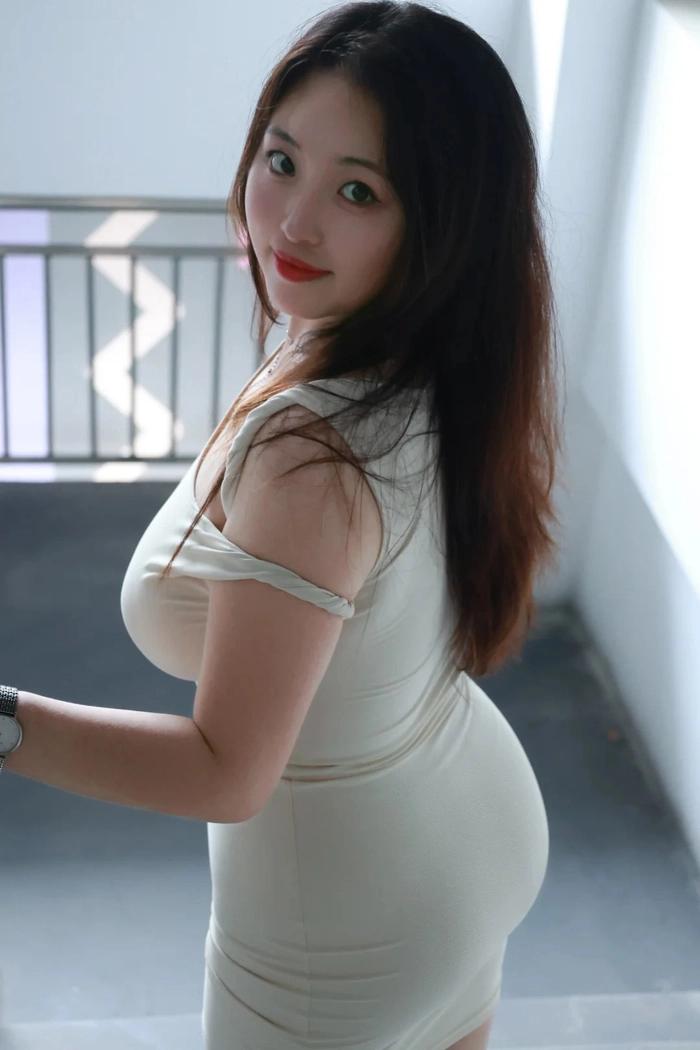 Gái mũm mĩm mặc áo ôm body gợi cảm