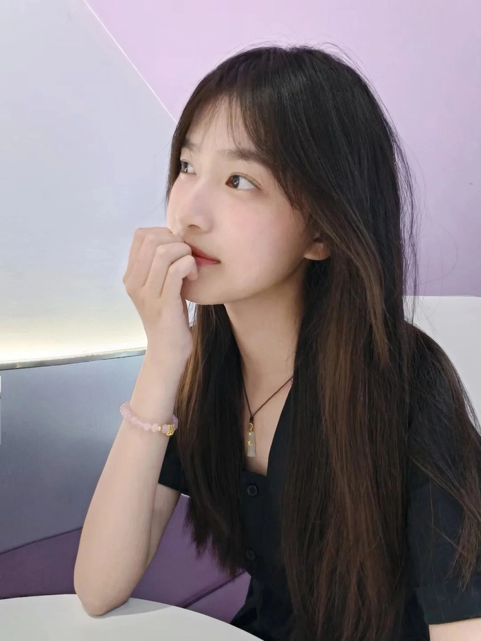 Gái xinh 2k5 khoe góc nghiêng thần thánh