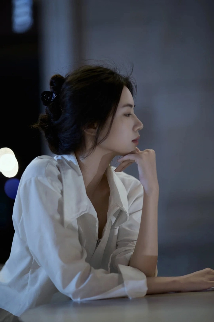 Gái xinh buồn che mặt nhìn xa xăm