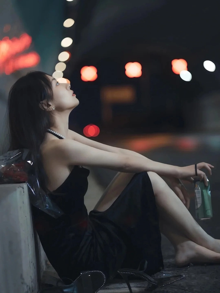 Gái xinh buồn với ánh nhìn xa xăm