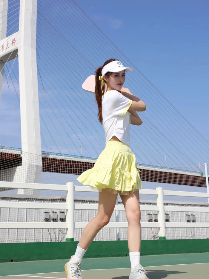 Gái xinh chơi pickleball tạo dáng năng động