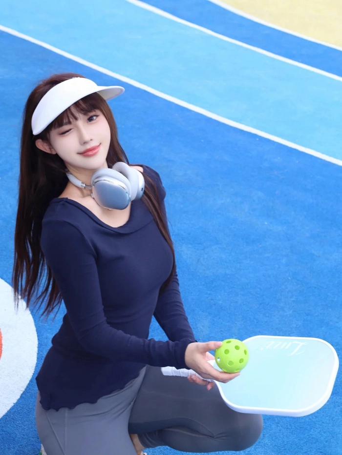 Gái xinh chơi pickleball với phong cách cá tính