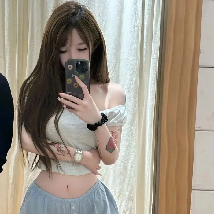 Gái xinh chụp ảnh gương đầy bí ẩn
