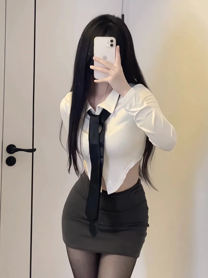 Gái xinh chụp ảnh trước gương nghệ thuật