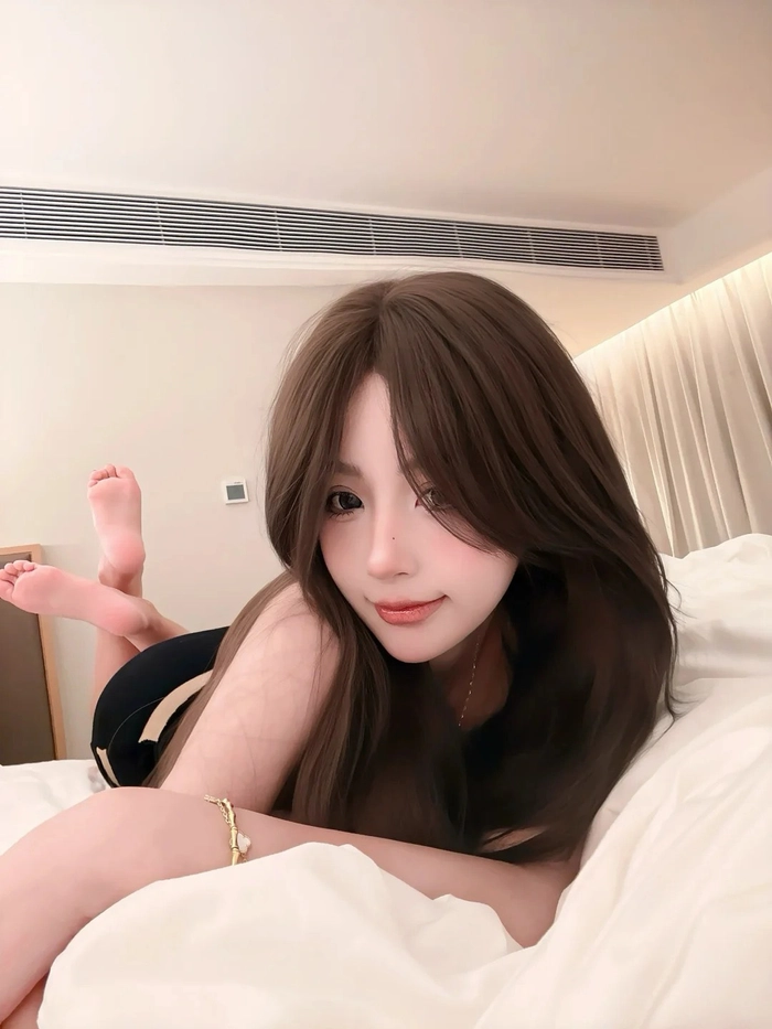 Gái xinh chụp ảnh tự sướng trong phòng ngủ