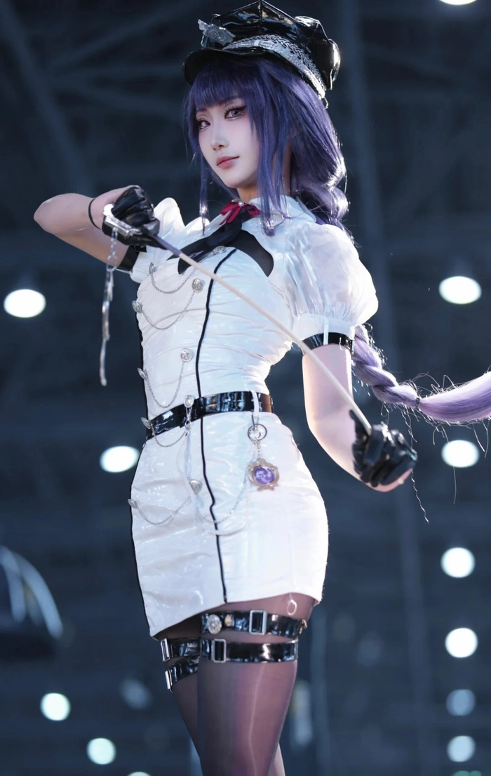 Gái xinh cosplay cảnh sát tạo dáng đẹp
