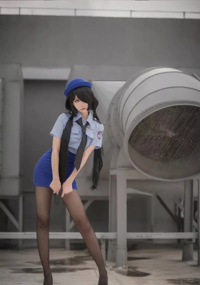 Gái xinh cosplay cảnh sát thần thái