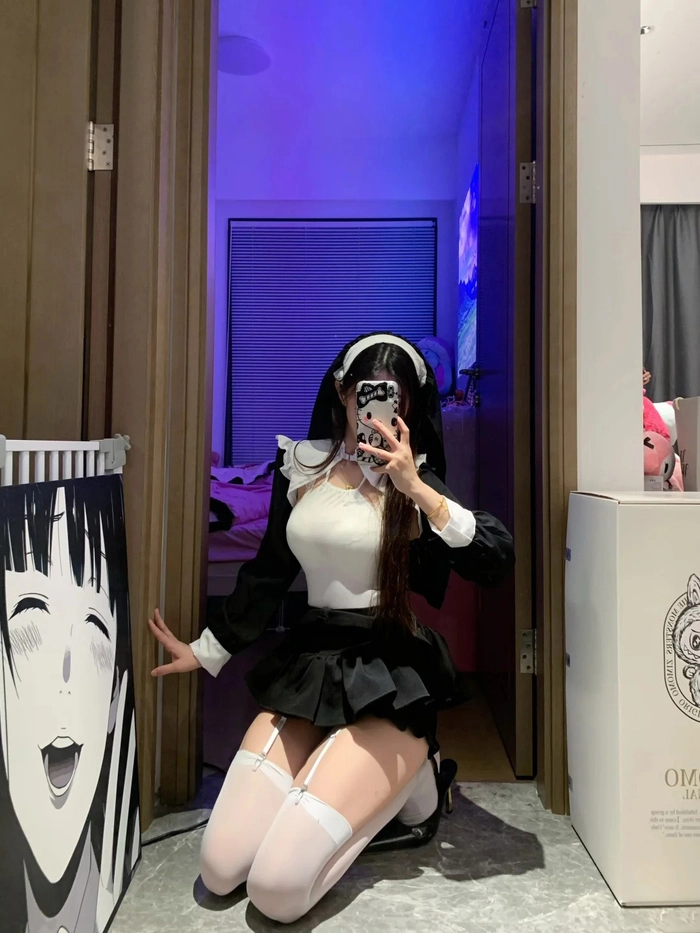 Gái xinh cosplay chụp trước gương