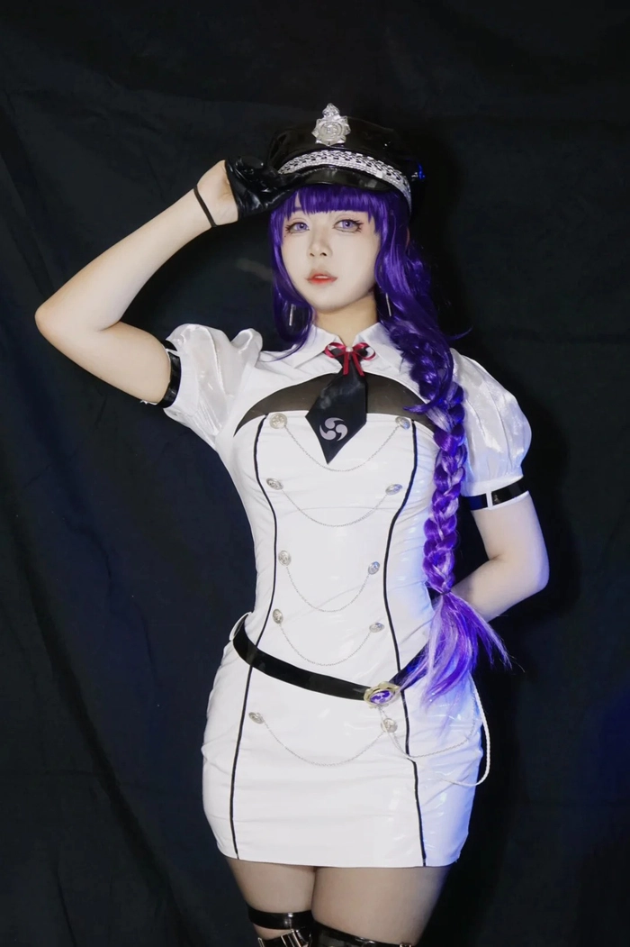 Gái xinh cosplay nữ cảnh sát ngầu