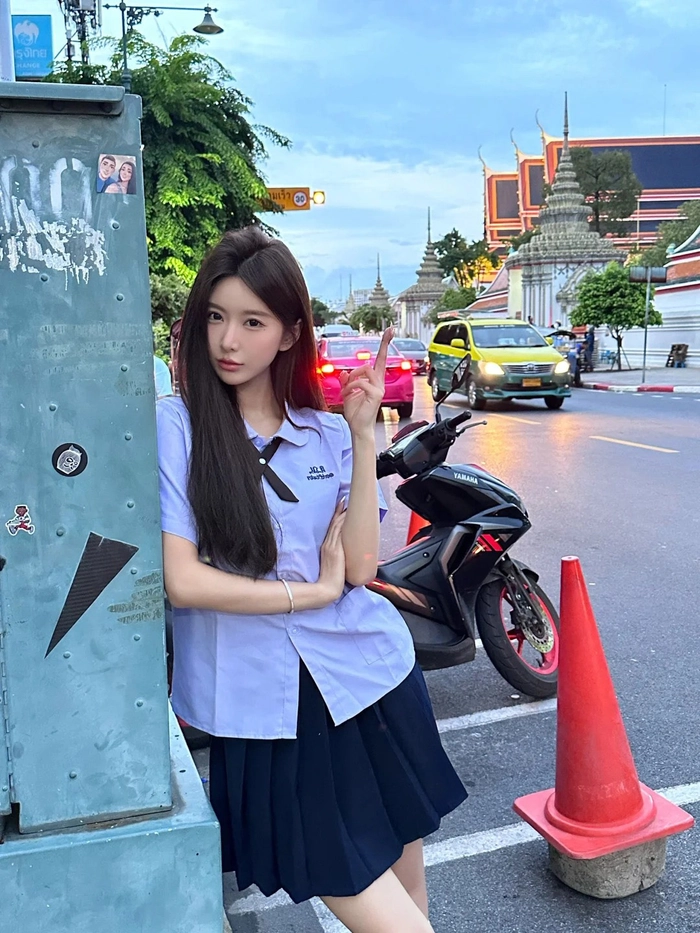 Gái xinh cosplay nữ sinh tóc dài