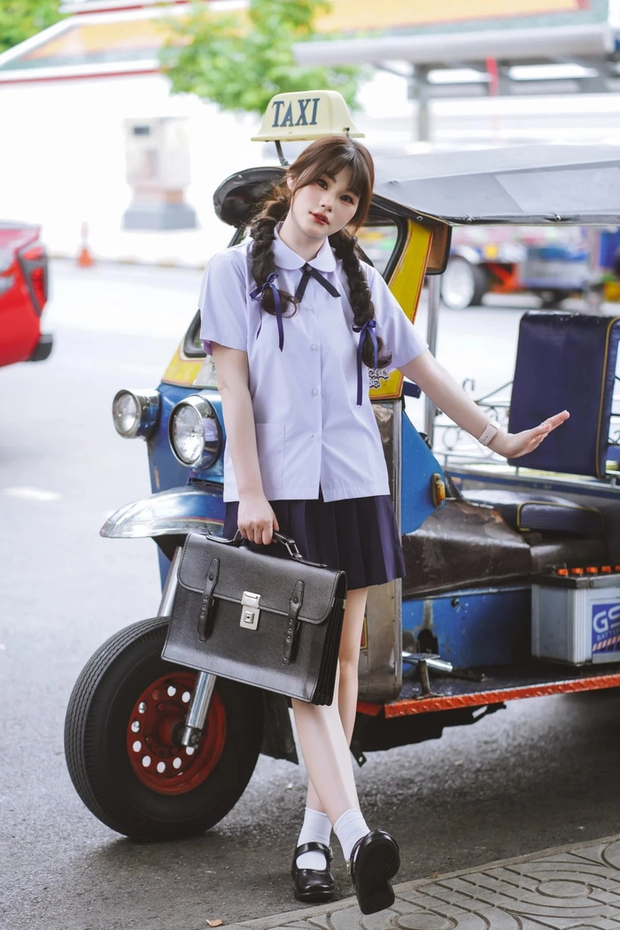 Gái xinh cosplay nữ sinh với nơ cổ