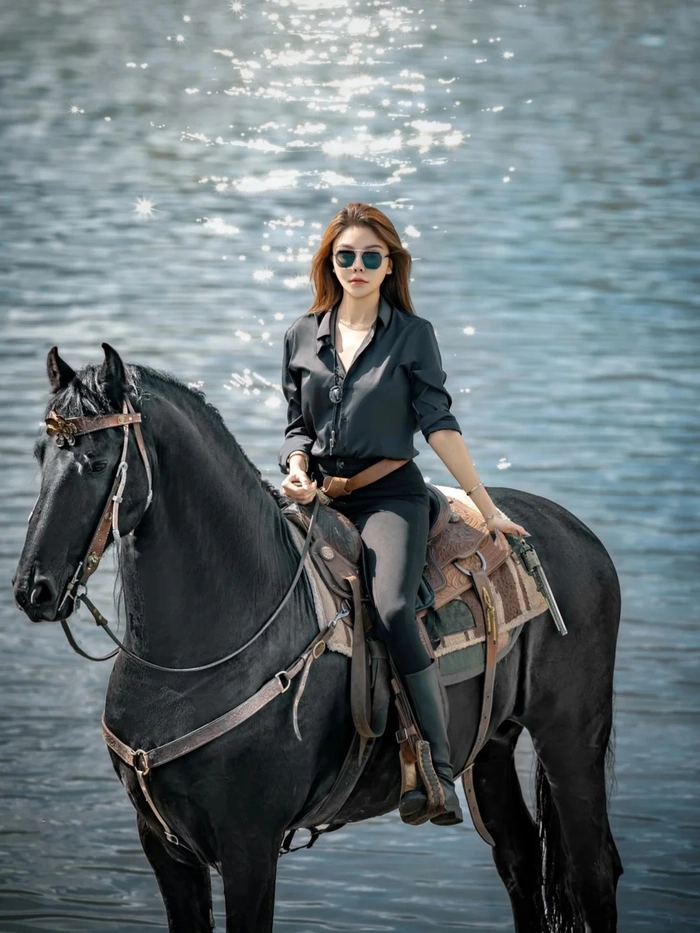 Gái xinh cưỡi ngựa sexy giữa thiên nhiên hoang dã