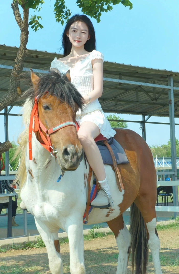 Gái xinh cưỡi ngựa sexy và tự tin