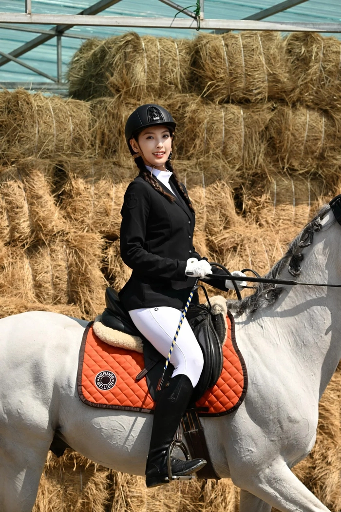 Gái xinh cưỡi ngựa với outfit năng động