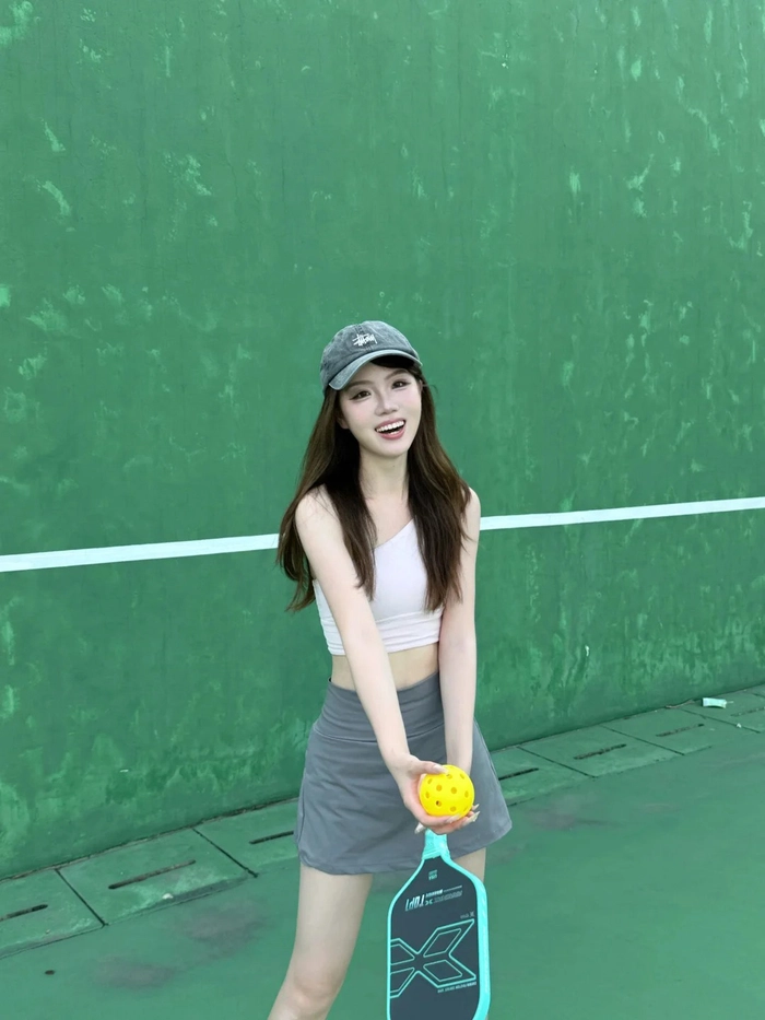 Gái xinh đánh pickleball khoe dáng khỏe khoắn