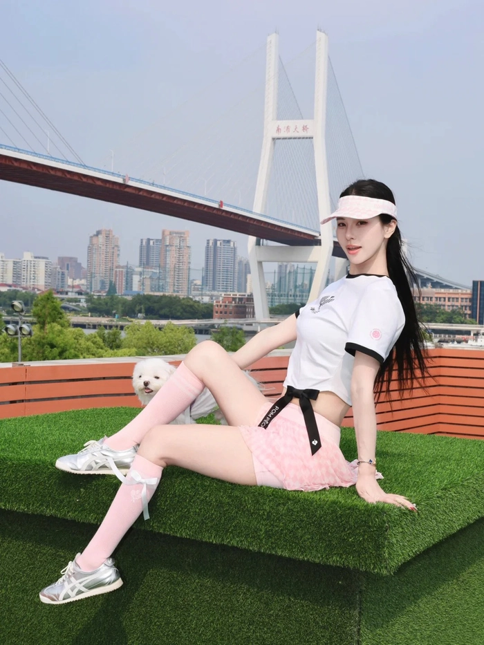 Gái xinh đánh pickleball trong nắng