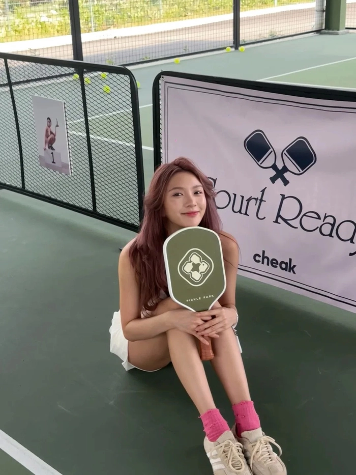Gái xinh đánh pickleball tươi cười rạng rỡ