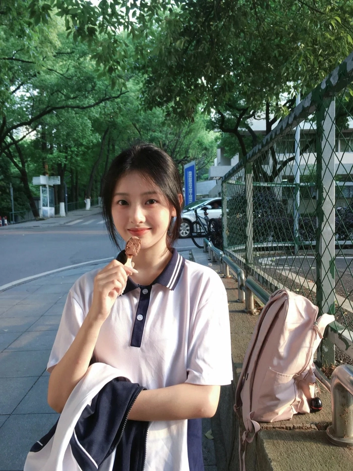Gái xinh đeo kính 2k5 học sinh siêu cute