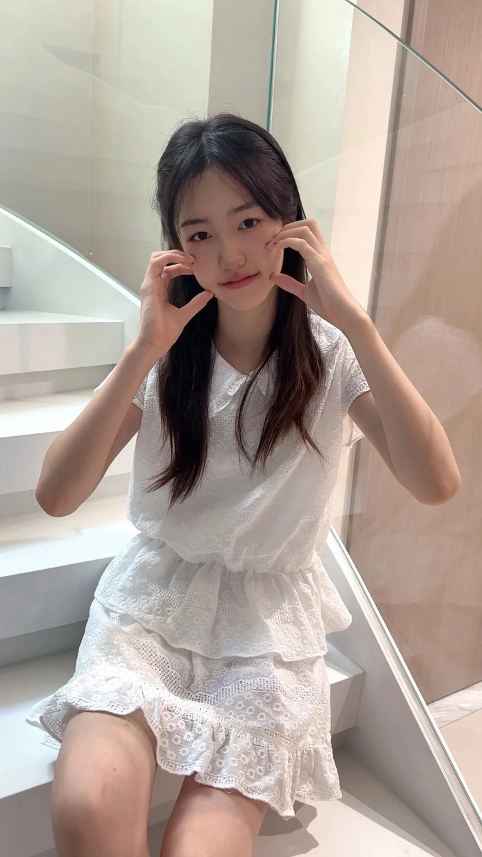 Gái xinh học lớp 7 ngồi góc lớp