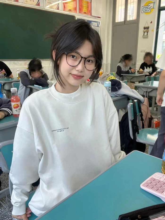 Gái xinh lớp 7 cười tươi trong lớp