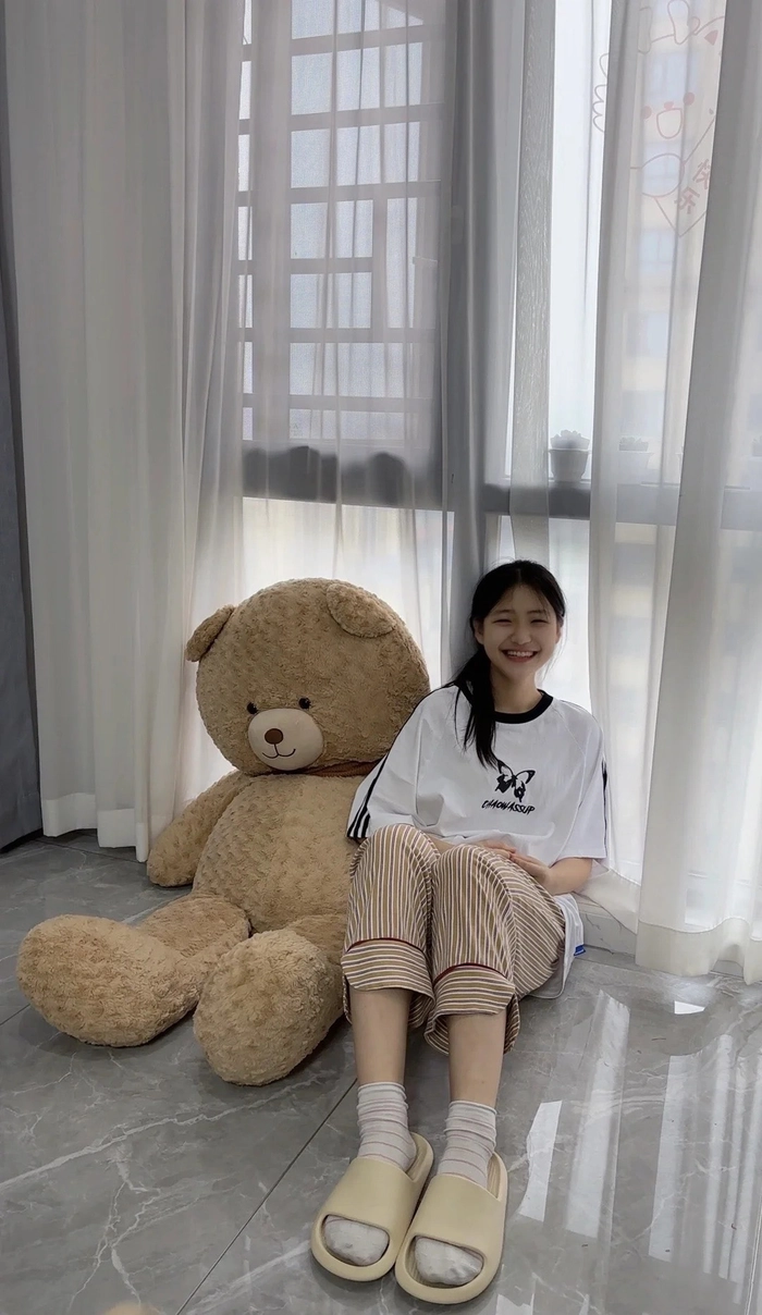 Gái xinh lớp 7 nhìn xa xăm đáng yêu