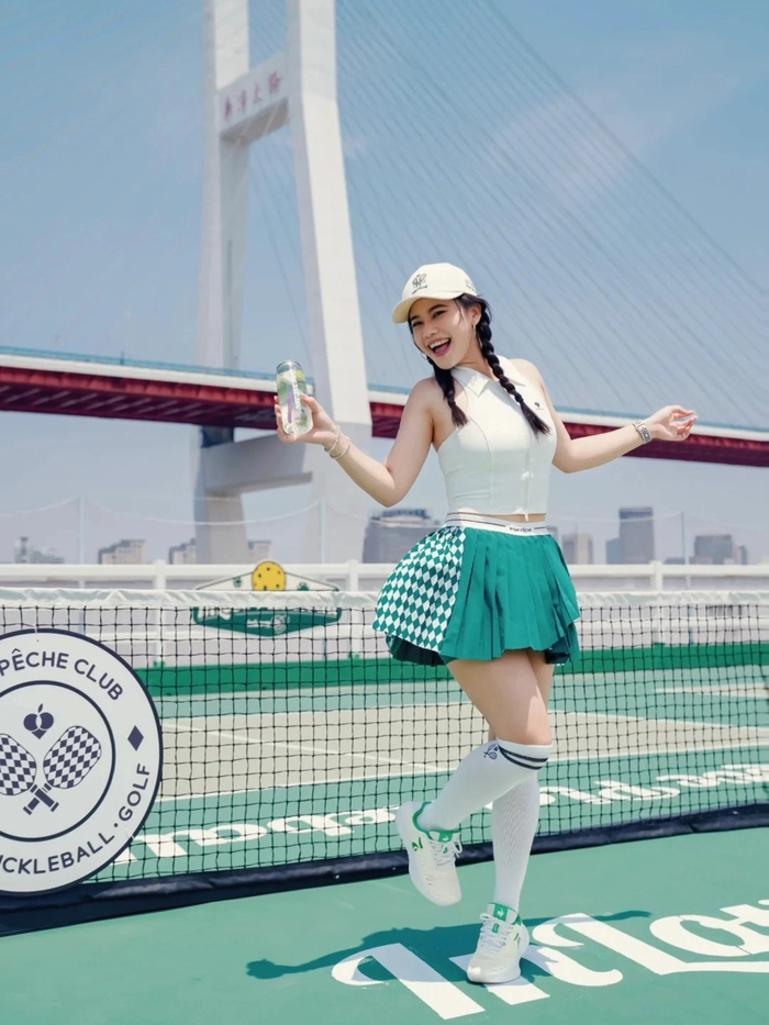 Gái xinh mặc đồ pickleball khoe vóc dáng chuẩn