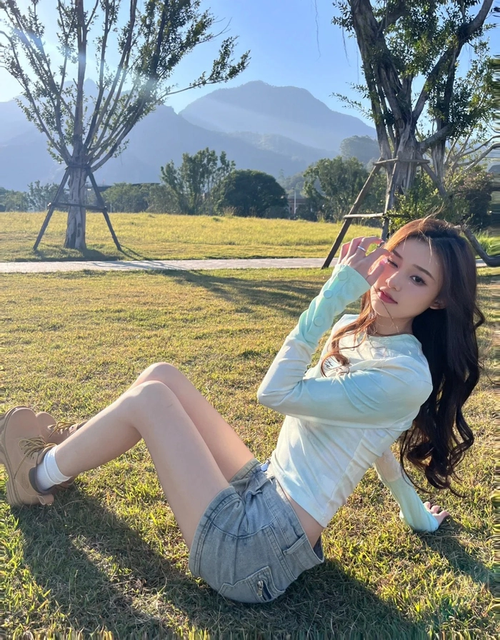 Gái xinh mới lớn cười rạng rỡ dưới nắng