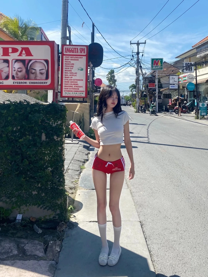 Gái xinh mới lớn diện đồ thể thao năng động