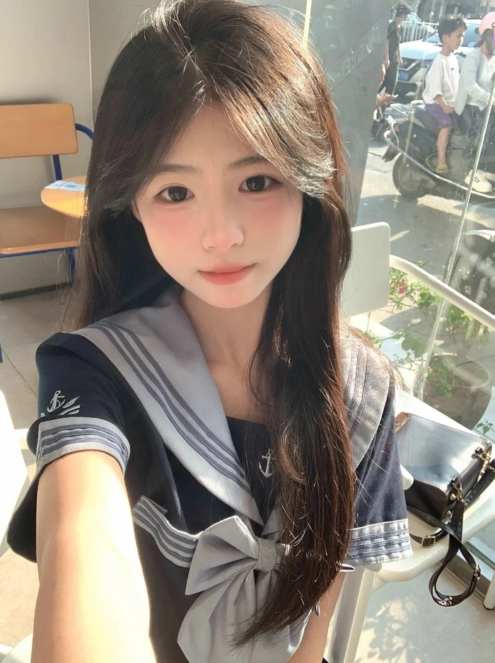 Gái xinh mới lớn mặc đồng phục học sinh