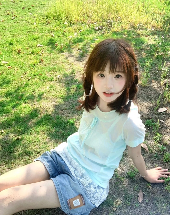 Gái xinh mới lớn ngồi đọc sách