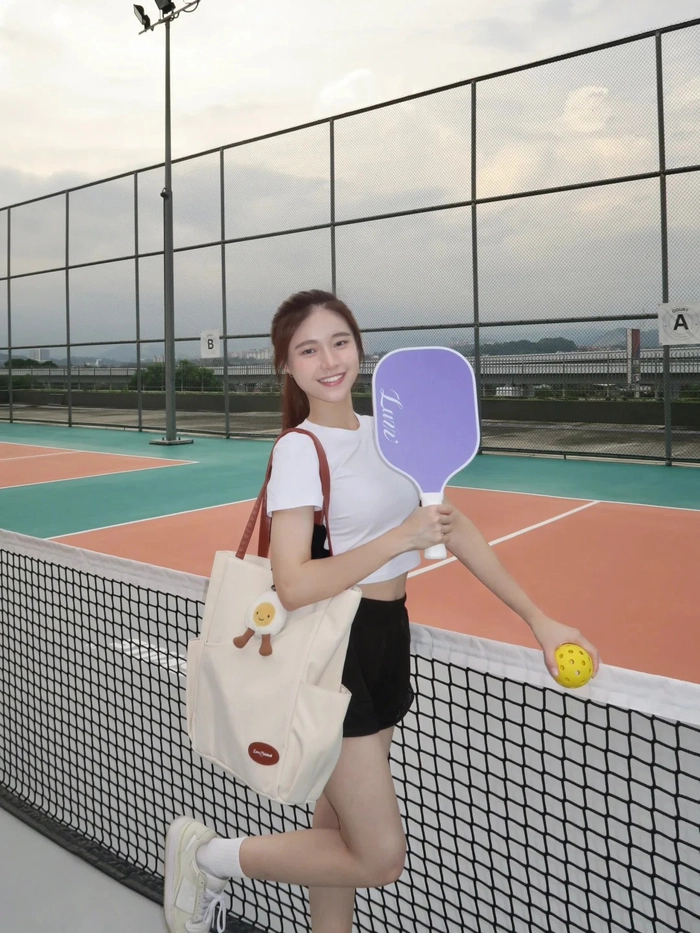 Gái xinh pickleball tạo dáng bên lưới